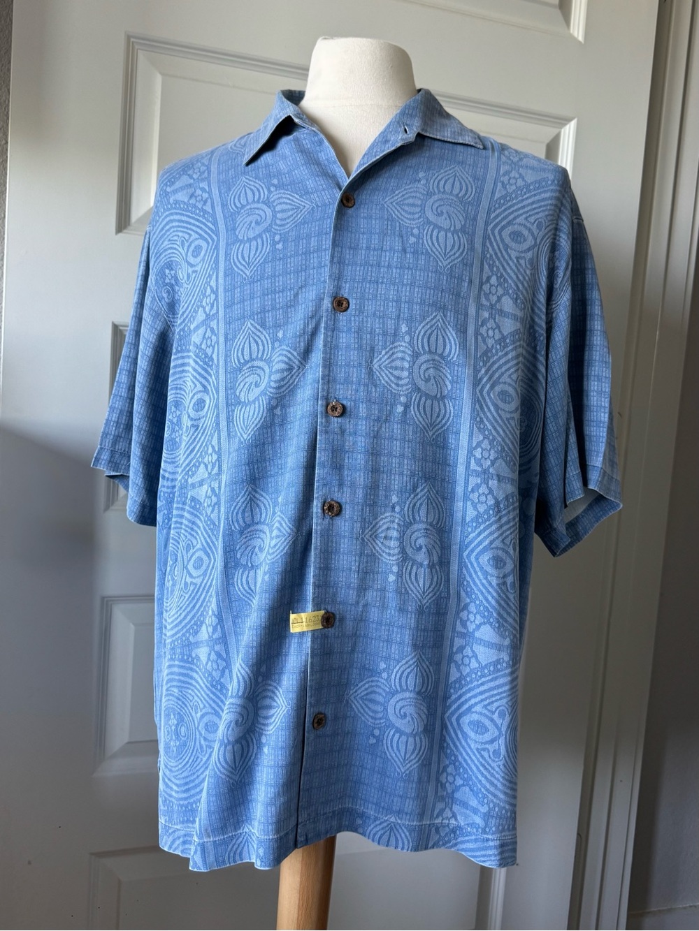 Tommy Bahama 100% Silk Camp Shirt Blue Jacquard Hawaiian Aloha Button Front
